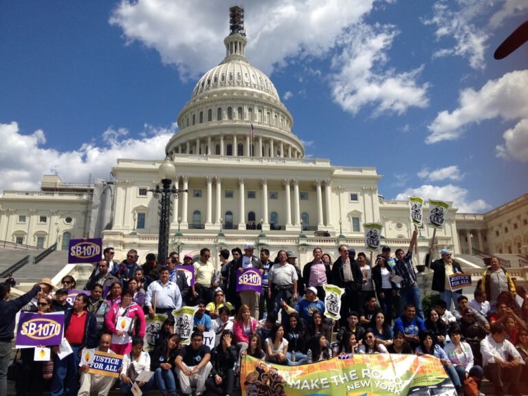 Organizaciones instan a inmigrantes a alistar documentos pese a pausa de programa Parole in Place