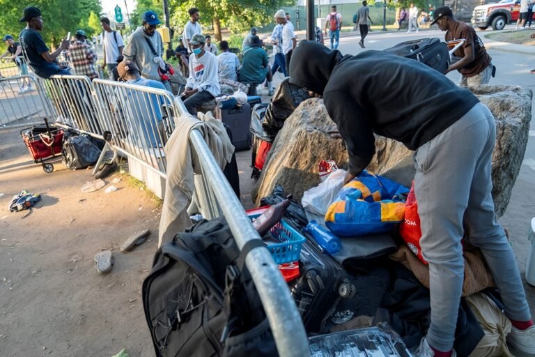 Policía registra refugio de inmigrantes en busca de “contrabando peligroso”