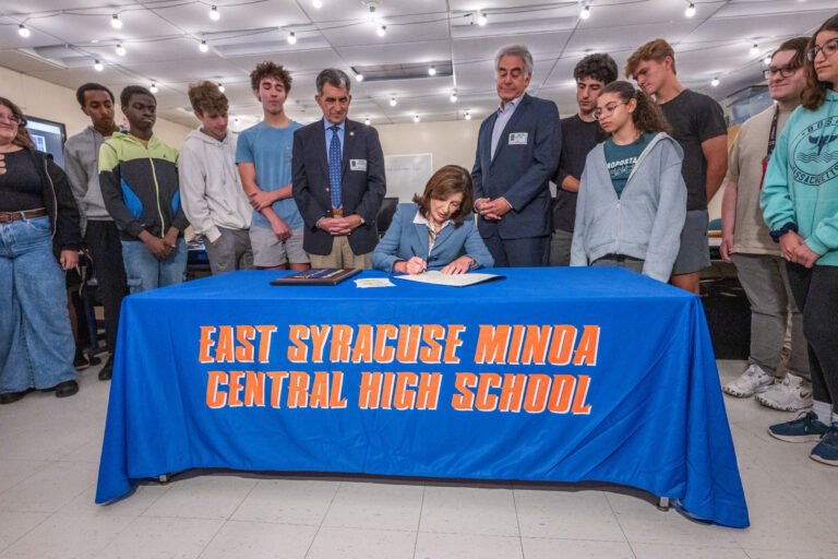 Ayudan a estudiantes y padres a ahorrar para la universidad 