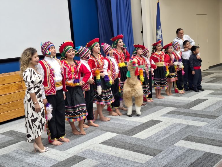 Biblioteca da inicio al Mes de la Herencia Hispana