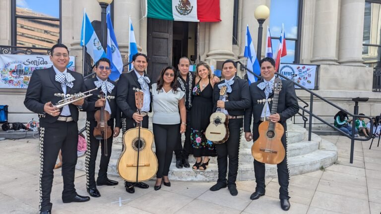 Mariachis y folklore en izamiento de bandera mexicana