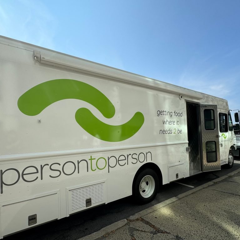 Organización presenta nueva despensa de alimentos móvil