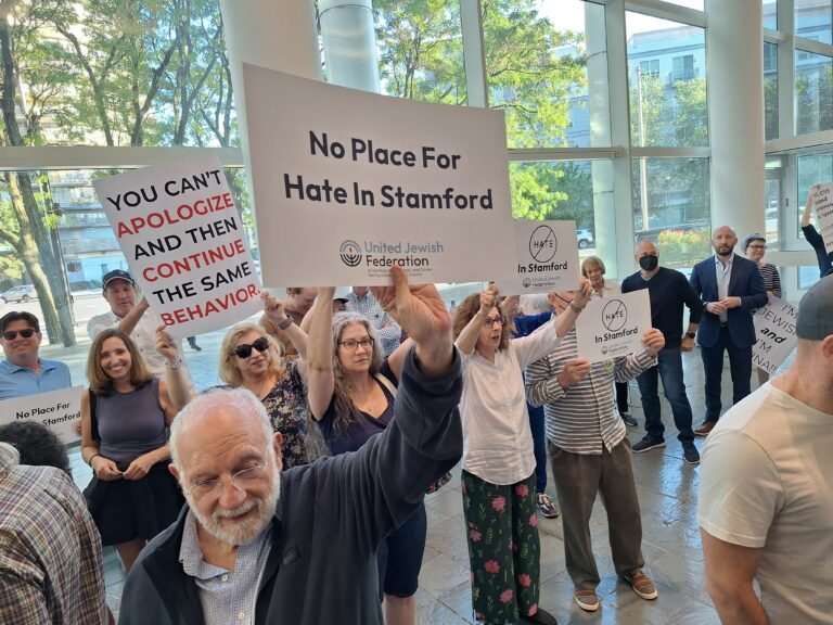 Piden destitución de hispana de la Junta de Representantes