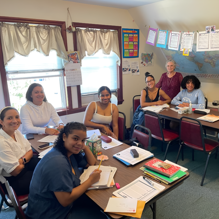 Centro ayuda a mujeres y niños inmigrantes a alcanzar la plenitud de su potencial