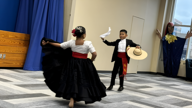 Folklore y cultura hispana brilla en biblioteca