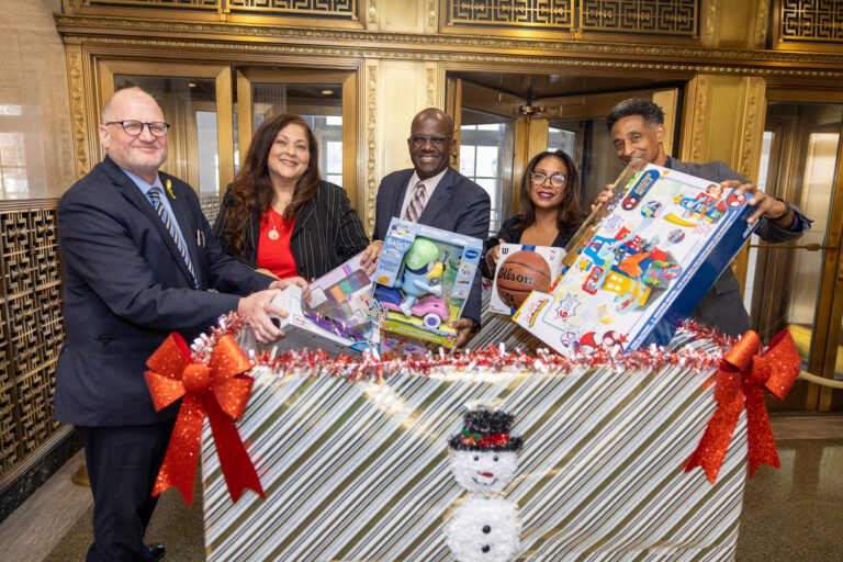 Westchester inicia la campaña de donaciones navideñas