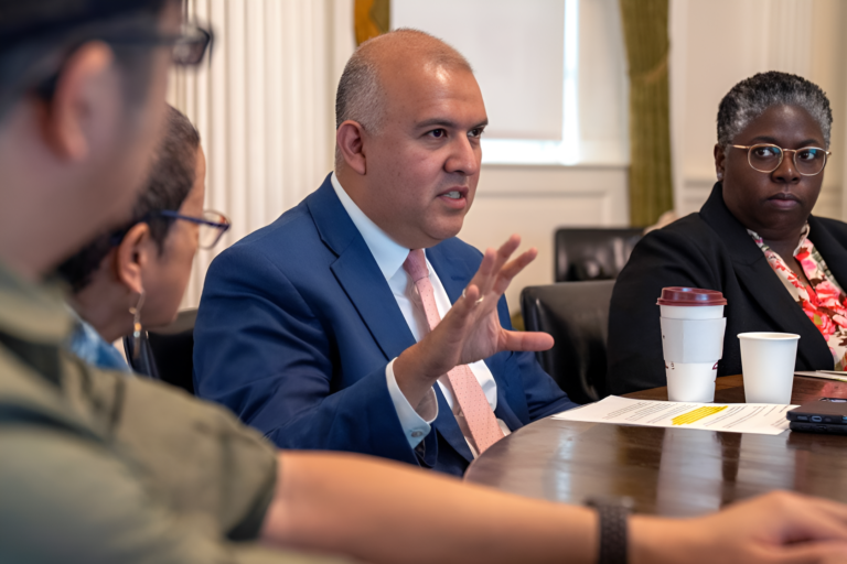 Autoridades dicen a inmigrantes: “No teman ir a la escuela ni a la policía por las redadas”