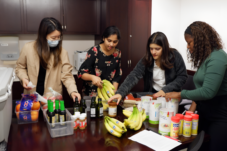 Estudiantes de medicina abren farmacia de alimentos gratuita