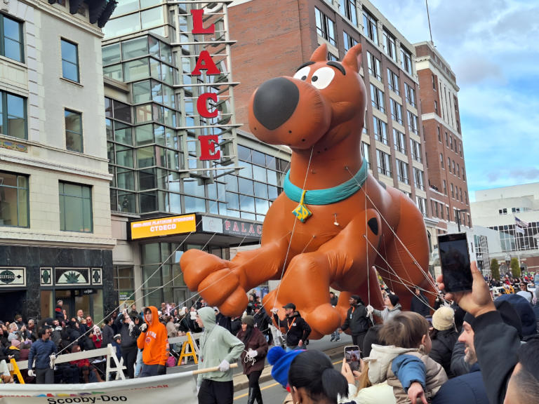 Familias disfrutan desfile de globos en celebración de Día de Acción de Gracias