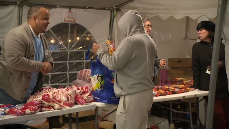 Más de 800 familias reciben comidas gratuitas de Acción de Gracias