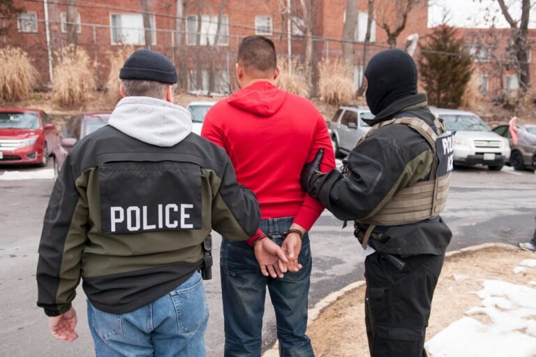 ¿Quiénes pueden ser deportados de EEUU y qué pueden hacer para evitarlo?