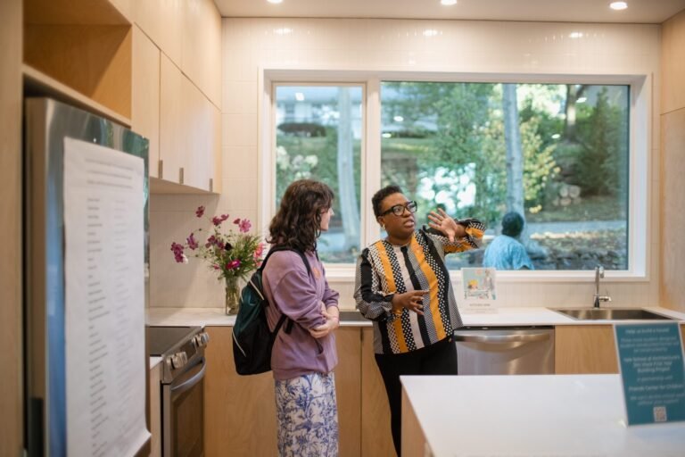 Abordan crisis de vivienda con alojamiento gratuito para maestros