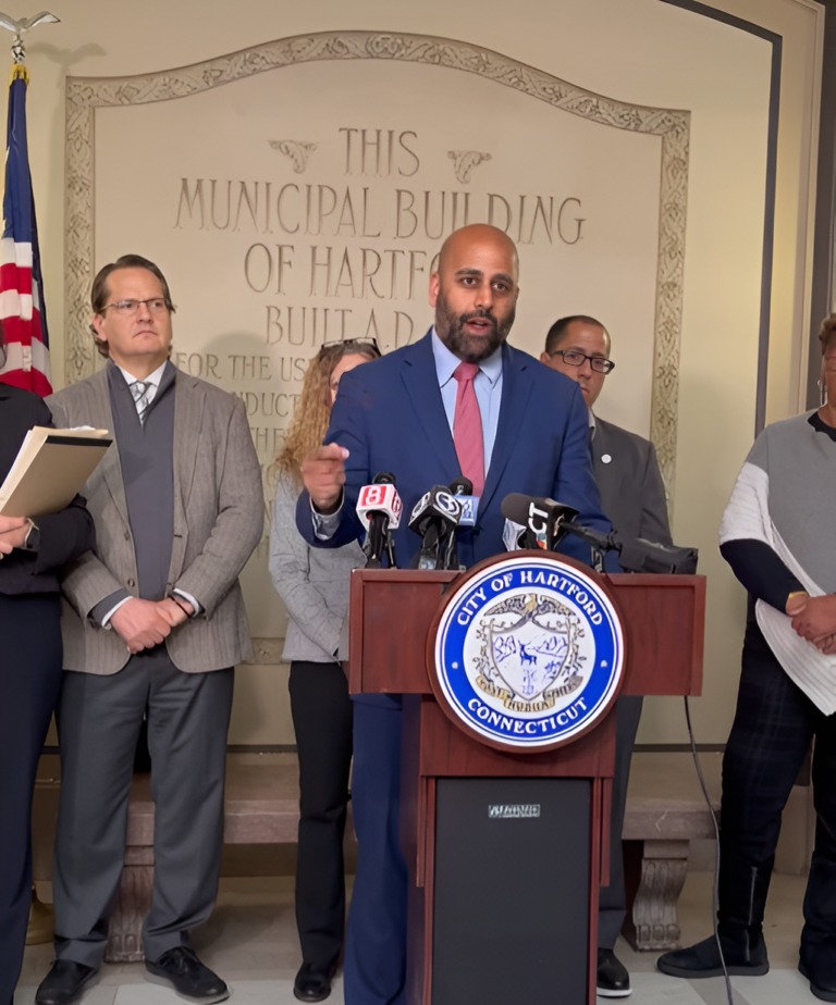 Cuatro meses después de incendio de apartamento, Ciudad demanda a propietario