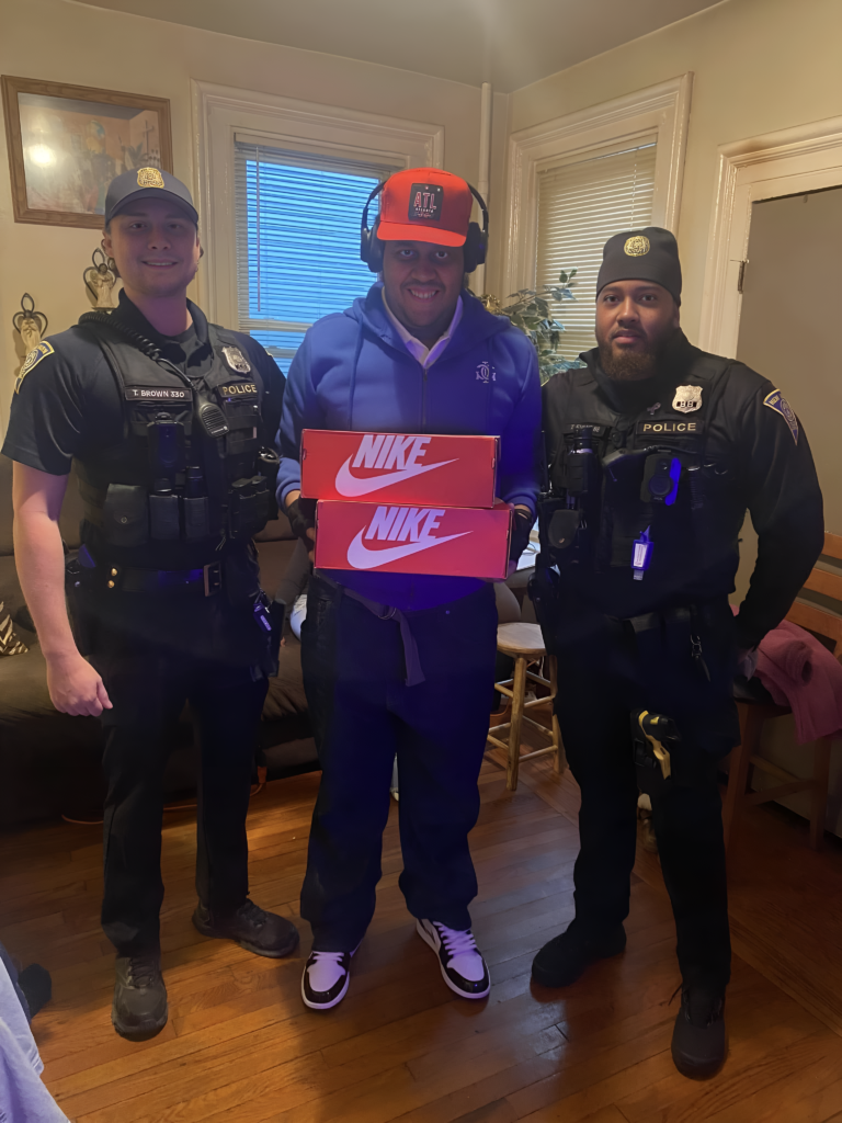 Oficiales regalan zapatos a hombre autista víctima de robo