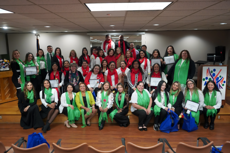 Padres hispanos se gradúan de programa de liderazgo