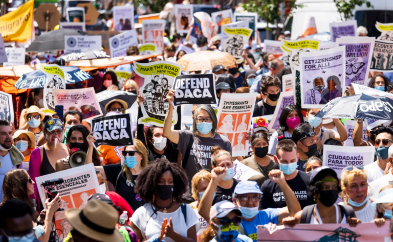 Juez bloquea en 19 estados la norma que permite a “Dreamers” inscribirse en planes de salud de ACA