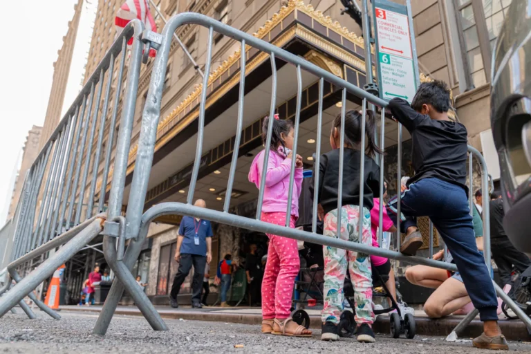 El regreso de Donald Trump revive entre los inmigrantes el temor a la regla de carga pública