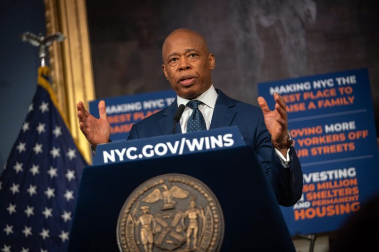 Alcalde defiende su presupuesto destinado para inmigrantes