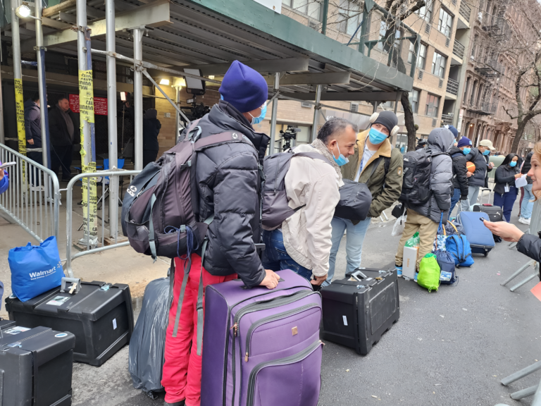 Vecinos rechazan apertura de albergue para inmigrantes en El Bronx