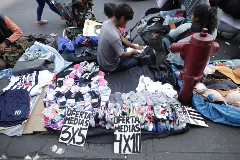 Jóvenes enfrentan tasas de desocupación tres veces más altas que los adultos en Latinoamérica