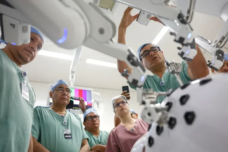 Médicos latinos se capacitan en Brasil para expandir la cirugía robótica en la región