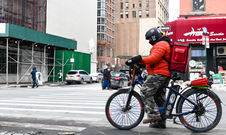 Empresa pagará a repartidores $17 millones por usar propinas para cubrir salarios