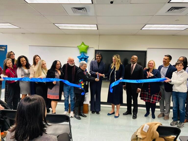 Escuelas públicas de Stamford inauguran nuevo centro de bienvenida