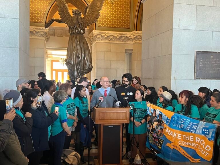 Indocumentados llegan a Capitolio estatal para pedir ampliación la cobertura médica