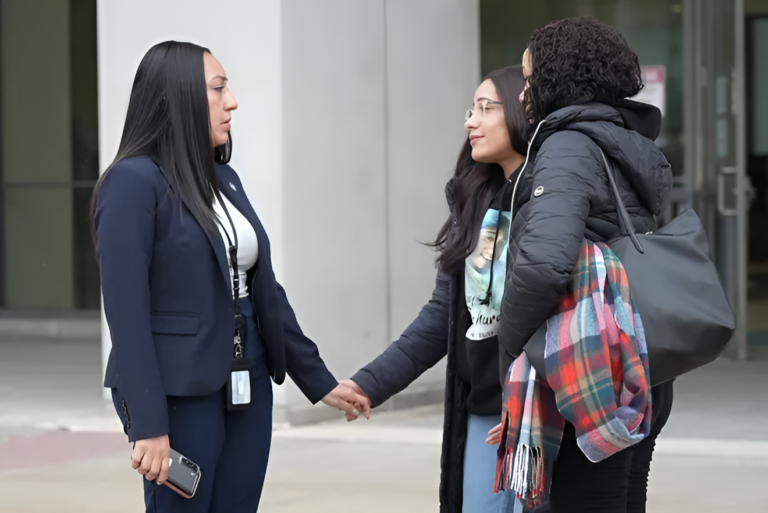 Jessica Martínez, defensora de víctimas del fiscal de distrito de Westchester, ayuda a las familias