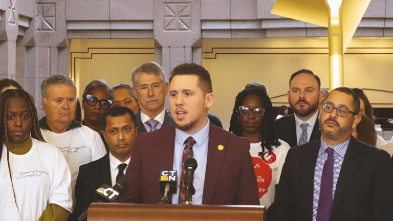 Legisladores que defienden a minorías redoblan esfuerzos para apoyar a indocumentados