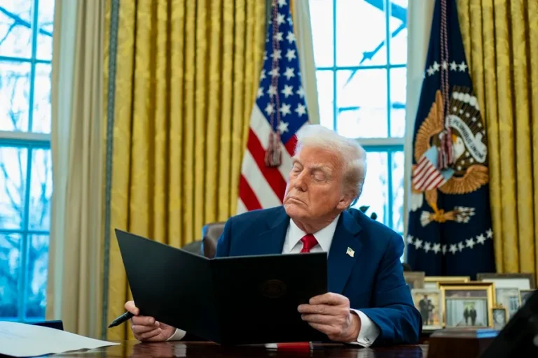 Jueza paraliza orden de Trump para acabar con la ciudadanía por nacimiento