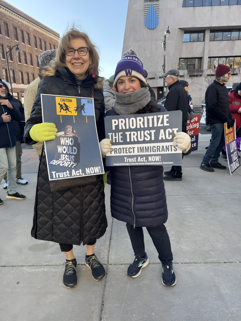Activistas exigen expansión de la Trust Act para defender a inmigrantes