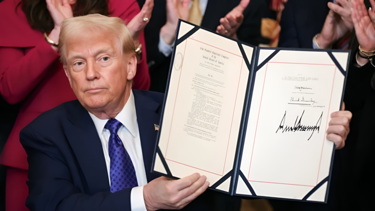 Cómo afecta a CT decreto de Trump que designa al inglés como idioma oficial de EEUU