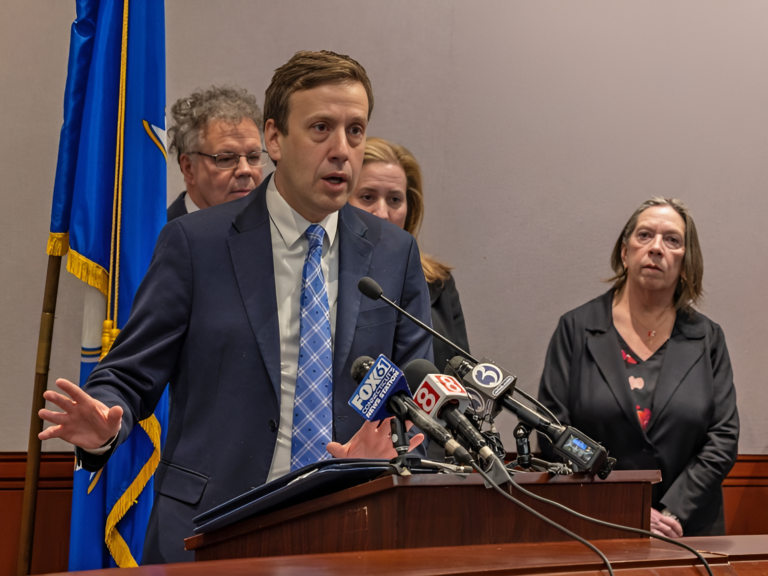 Demócratas advierten sobre impacto de reducciones federales a Medicaid