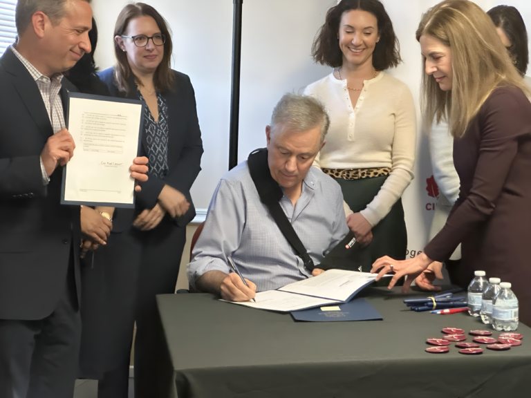 Firman ley que asigna fondos estatales a organizaciones sin fines de lucro afectadas por recortes federales