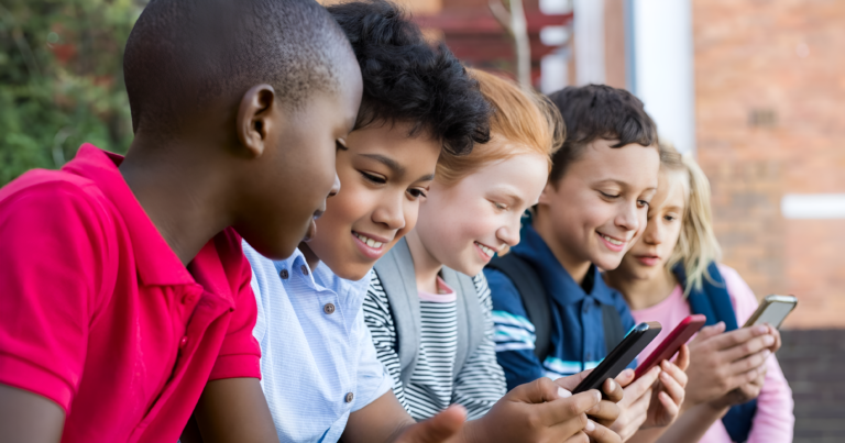 Gobernadora habla sobre propuesta de prohibir uso de teléfonos celulares para el aprendizaje sin distracciones