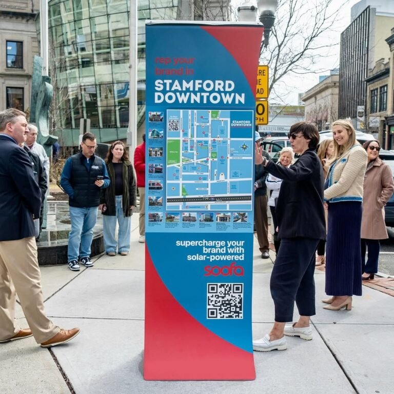 Presentan nuevos quioscos digitales para orientar a residentes y visitantes en centro de Stamford