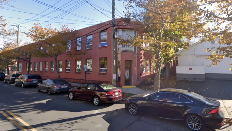 Tras políticas antimigratorias de Trump, agencia que ayuda a refugiados cierra oficinas y reduce personal