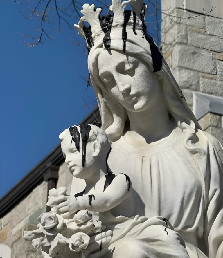 Vándalo vierte alquitrán sobre imagen religiosa de iglesia