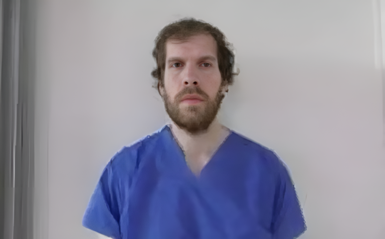 Acusado de apuñalar a su madre en el cuello