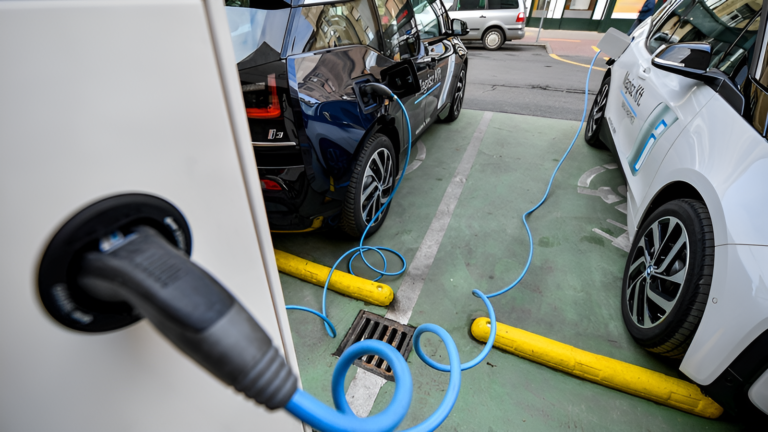 Anuncian $4.85 millones para infraestructura de vehículos eléctricos otorgadas a municipios