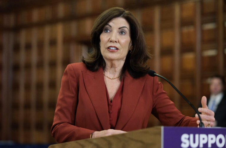 Cómo recortes federales en programas de salud y servicios humanos afectan a estado de NY