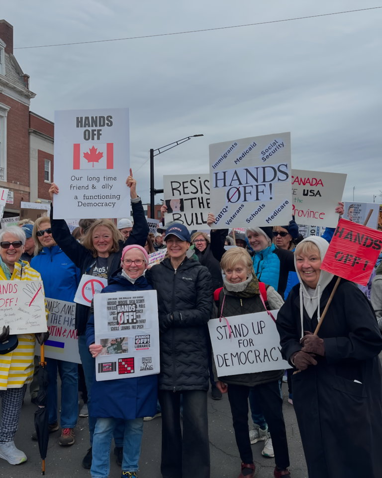 Miles protestan contra Administración Trump y Musk