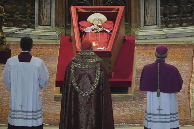 La tumba del Papa Francisco estará en el suelo y en ella se reproducirá su crucifijo pectoral