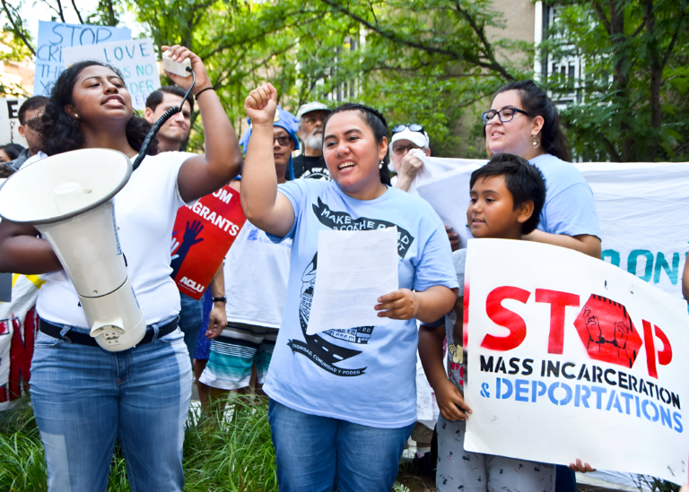 Activistas capacitan a inmigrantes sobre sus derechos constitucionales en medio de detenciones injustas