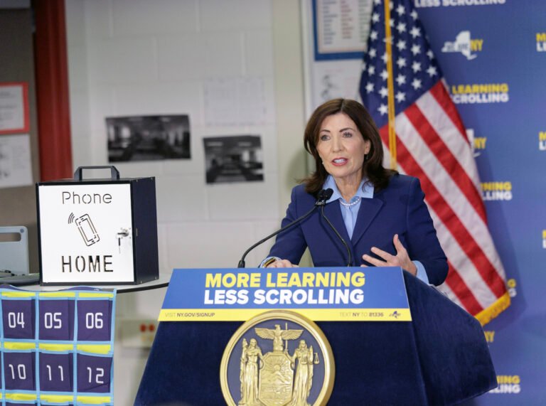 Celulares estarán prohibidos en las escuelas a partir de septiembre