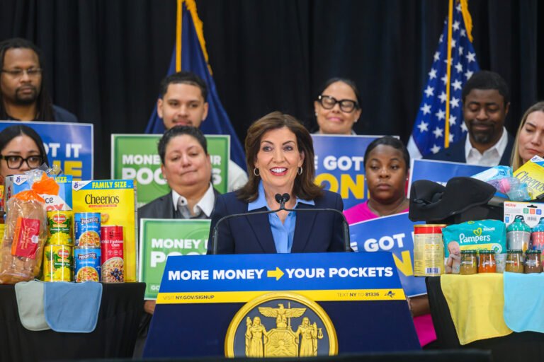 Gobernadora firma nueva legislación para reducir impuestos de neoyorquinos de clase media
