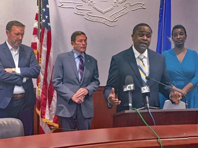 Senadores de CT condenan recortes a programa de calefacción para personas de bajos ingresos