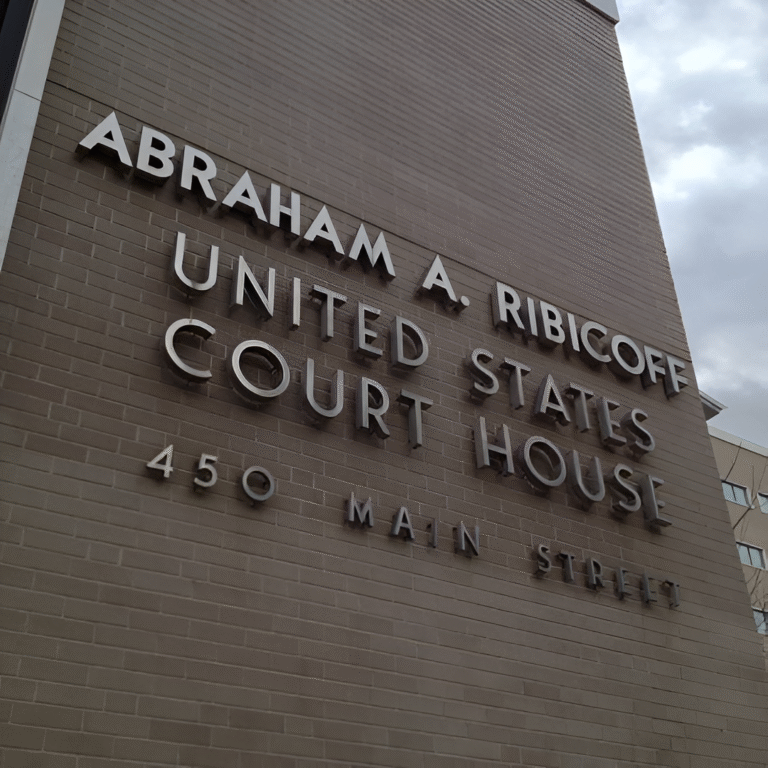 Testigo afirma que agentes de ICE usaron pistola eléctrica para detener a ex estudiante de Yale en edificio federal