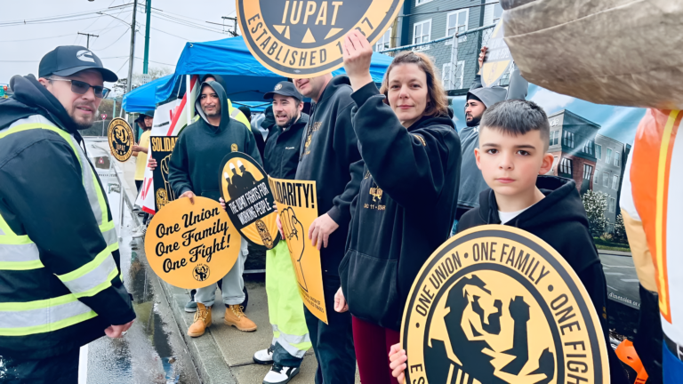 Trabajadores protestan por órdenes de suspensión de trabajos y salarios atrasados ​​